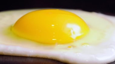 Kızartma tavasında yakın plan yumurta..