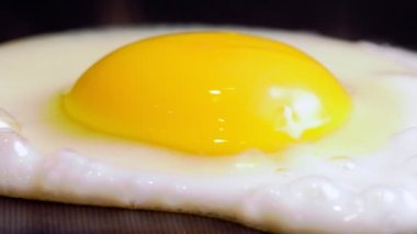 Kızartma tavasında yakın plan yumurta..