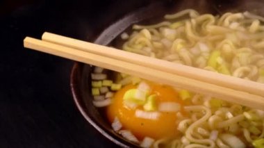 Yumurta ve pırasa ile sıcak şehriye çorbası.