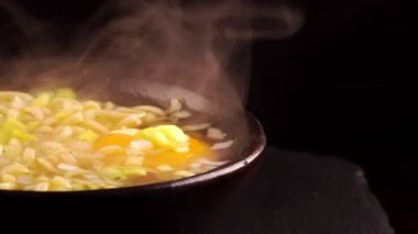 Klasik Çin usulü erişte çorbası ile kase.
