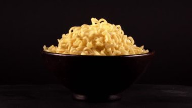 El Çin eriştesi toplamak için çubuk kullanır..