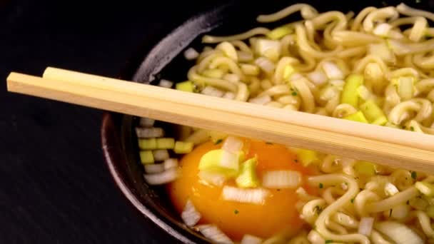 Zuppa Tagliatelle Con Uova Porri — Video Stock