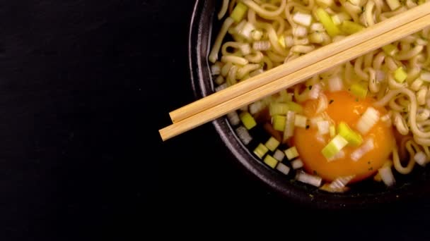 卵とネギ入りの麺スープ — ストック動画