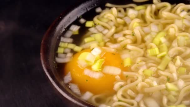卵とネギ入りの熱々の麺スープ — ストック動画