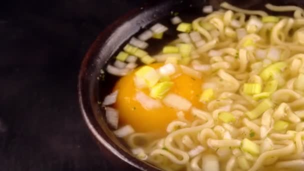 Sopa Macarrão Quente Com Ovo Alho Porro — Vídeo de Stock