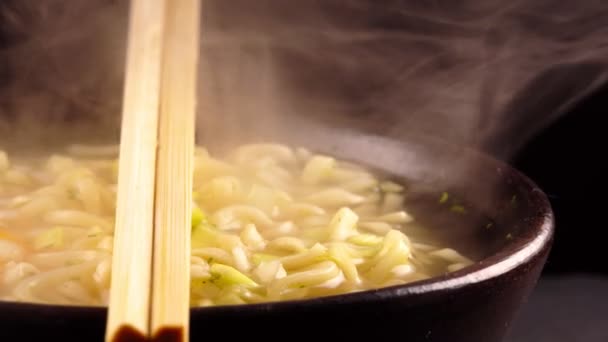 Tigela Com Sopa Macarrão Quente Chinês Clássico — Vídeo de Stock