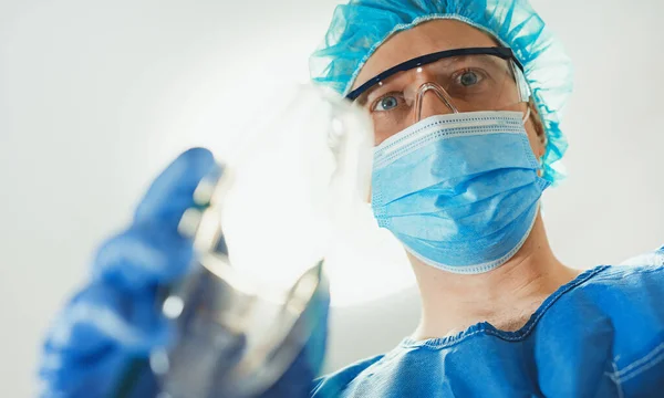 Anestesiologista Masculino Dando Máscara Gás Paciente — Fotografia de Stock