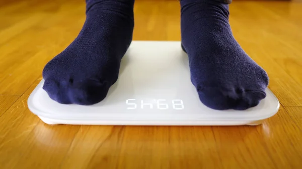 Ноги Весы Человек Проверяет Свой Вес — стоковое фото