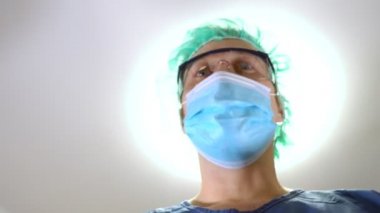 Erkek anestezi uzmanı hastaya gaz maskesi veriyor..