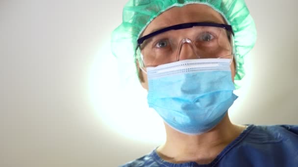 Anestesista Maschio Che Maschera Antigas Paziente — Video Stock