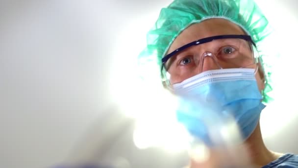 Мужчина Анестезиолог Дает Противогаз Пациенту — стоковое видео