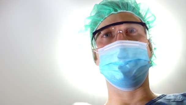 Anästhesist Gibt Patient Gasmaske — Stockvideo
