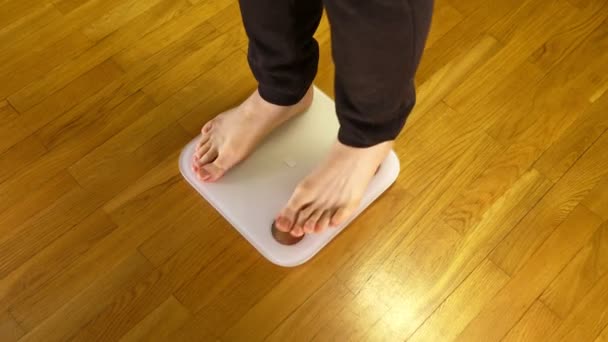 Beine Auf Der Waage Mann Überprüft Sein Gewicht — Stockvideo