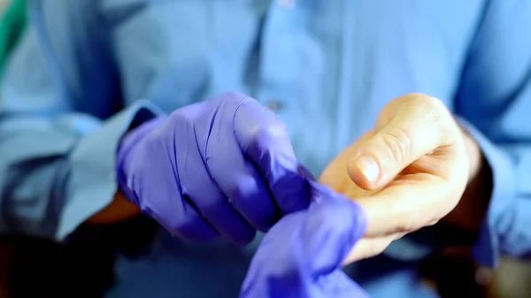 Hombre Pone Sus Guantes Médicos Prevención Covid —  Fotos de Stock