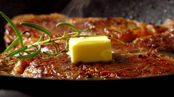 Carne Vaca Marmorizada Cozinha Uma Panela — Fotografia de Stock