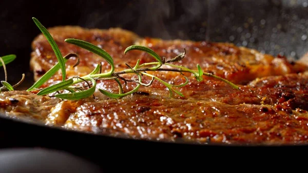 Carne Vaca Marmorizada Cozinha Uma Panela — Fotografia de Stock