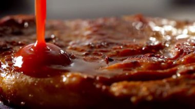 Biftek bbq sosuyla doluyor..