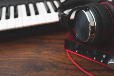 Piyano, kulaklık ve ses kartı. Ev müziği stüdyo konsepti.