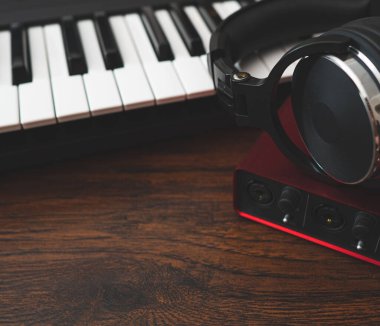 Piyano, kulaklık ve ses kartı. Ev müziği stüdyo konsepti.
