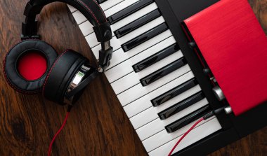 Piyano, kulaklık ve ses kartı. Ev müziği stüdyo konsepti.