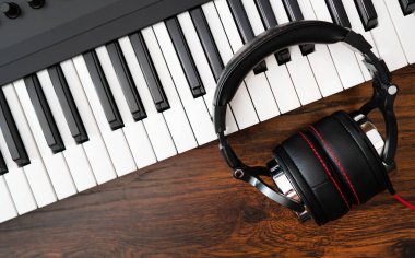 Piyano ve kulaklıklar. Kayıt stüdyosu kavramı.