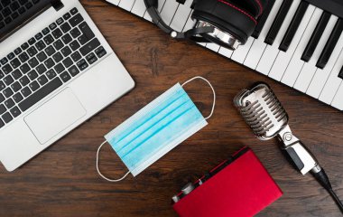 Müzik stüdyosu ekipmanları ve tıbbi maske. Covid-19 kısıtlama kavramı.