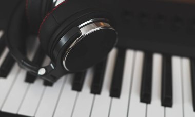 Piyano klavyesinde kulaklıklar. Kayıt stüdyosu kavramı.