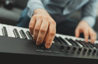 Stüdyoda piyano çalan adam, yeni şarkı kaydediyor..