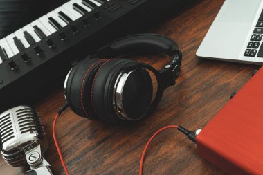 Müzik stüdyosu ekipmanları ve kulaklıklar.