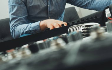 Stüdyoda piyano çalan adam, yeni şarkı kaydediyor..