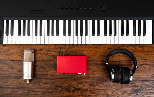 Piano Auriculares Micrófono Tarjeta Sonido Estudio Grabación —  Fotos de Stock