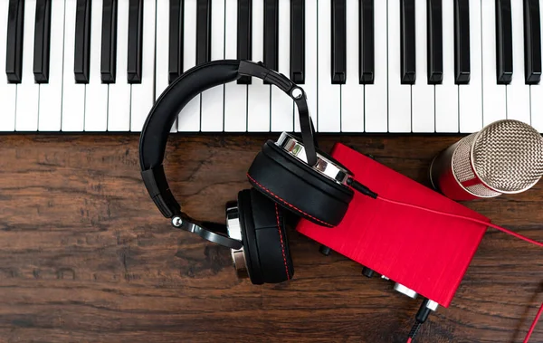 Piano Auriculares Micrófono Tarjeta Sonido Estudio Grabación —  Fotos de Stock