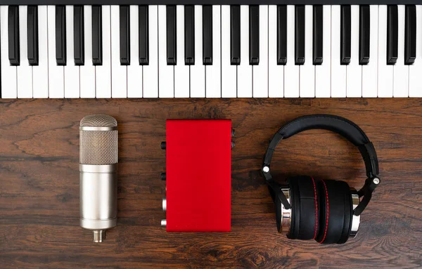 Piano Auriculares Micrófono Tarjeta Sonido Estudio Grabación —  Fotos de Stock