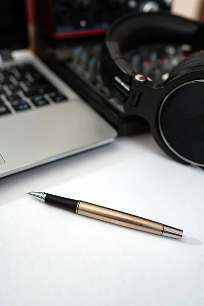 Kopfhörer Mischpult Und Laptop Songwriting Konzept — Stockfoto