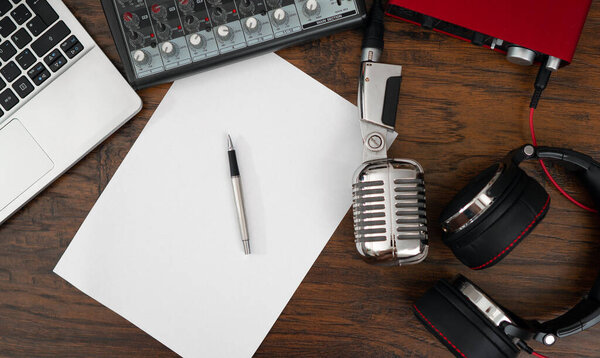 Наушники, микшерная консоль, микрофон и звуковая карта. Концепция написания песен.