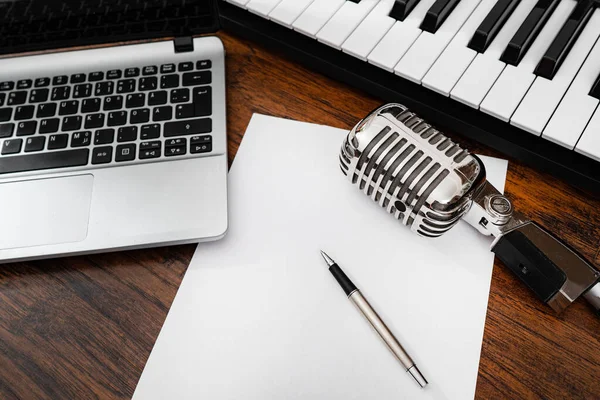Muziekstudio Apparatuur Wit Papier Met Pen Songwriting Concept — Stockfoto