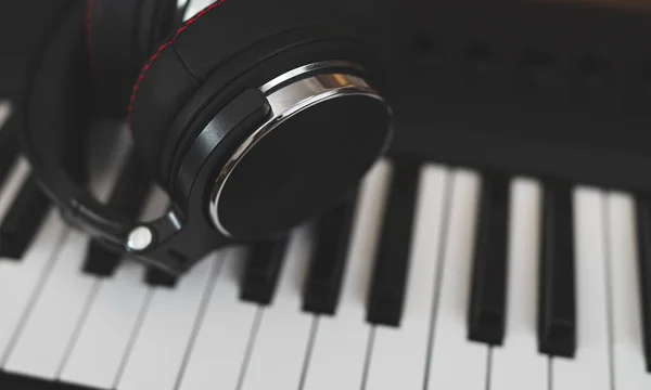 Sluchátka Klavírní Klávesnici Koncept Nahrávacího Studia — Stock fotografie