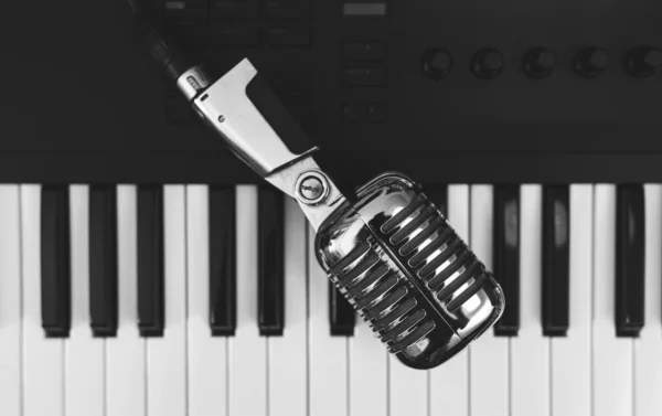 Mikrofon Pianotangentbordet Konceptet Inspelningsstudio — Stockfoto