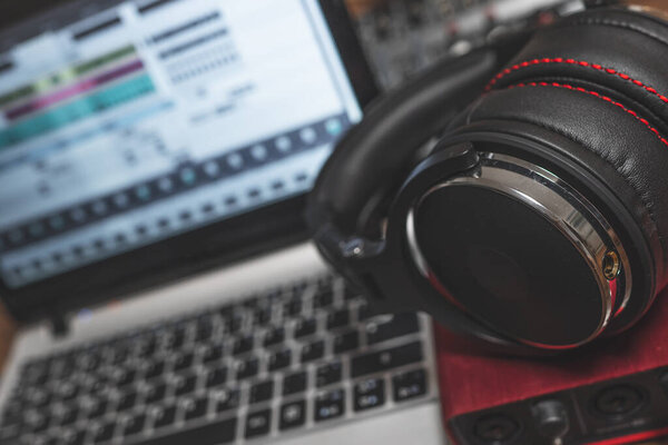 Наушники и звуковая карта в студии звукозаписи.