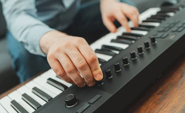 Homem Tocando Piano Estúdio Gravando Nova Música — Fotografia de Stock