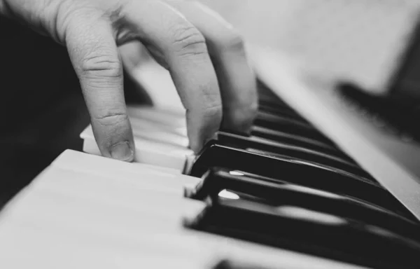 Чоловік Грає Піаніно Студії Записуючи Нову Пісню — стокове фото