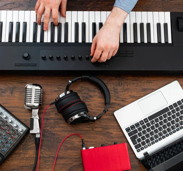 Homme Qui Travaille Dans Studio Disques Vue Haut — Photo