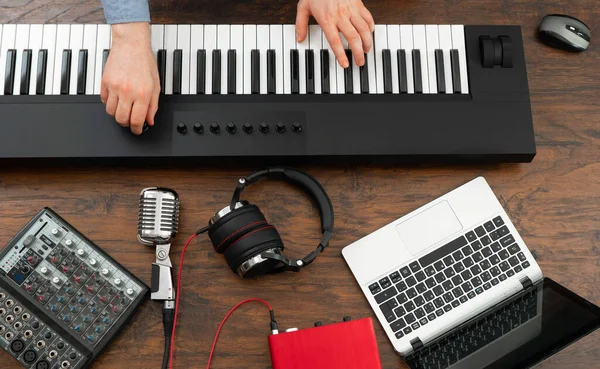 Mann Der Heimischen Plattenstudio Arbeitet Blick Von Oben — Stockfoto