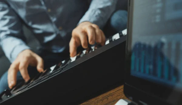 Hombre Tocando Piano Estudio Grabando Una Nueva Canción — Foto de Stock