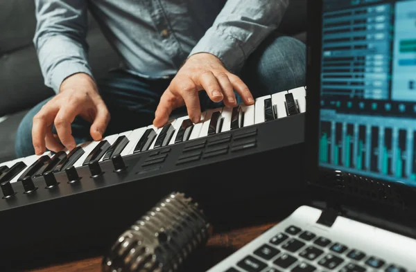 Homem Tocando Piano Estúdio Gravando Nova Música — Fotografia de Stock