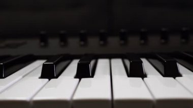 Modern profesyonel piyano bir müzik stüdyosunda..