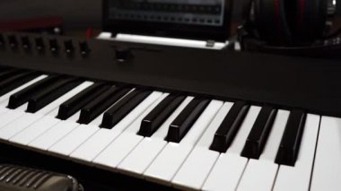 Modern profesyonel piyano bir müzik stüdyosunda..