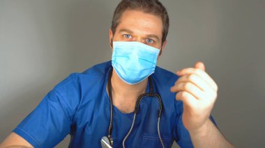 Tıp doktoru koronavirüsten ve maske takmanın faydalarından bahsediyor..