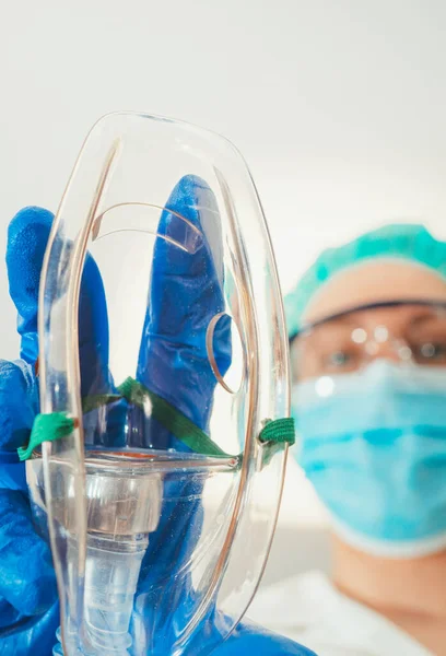 Female Anesthesiologist Giving Mask Patient — Stock Photo, Image