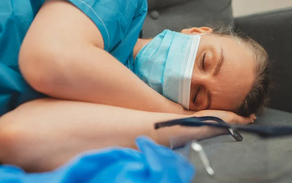 Müder Mediziner Nach Einer Schicht Burnout Arbeitsplatz — Stockfoto